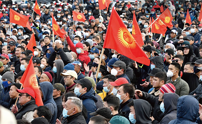 지난 10월 9일 키르기스스탄 수도 비슈케크의 중앙광장에서 선거 부정에 항의하며 시위를 벌이는 시민들. ⓒphoto 뉴시스