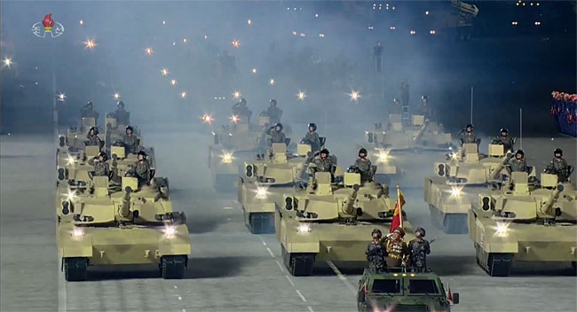 지난 10월 10일 북한 노동당 창건 75주년 열병식에서 처음으로 등장한 북한군 신형 전차. 기존 선군호, 천마호 등과는 전혀 다른 전차로 복합 장갑 등을 장착한 것으로 분석됐다.