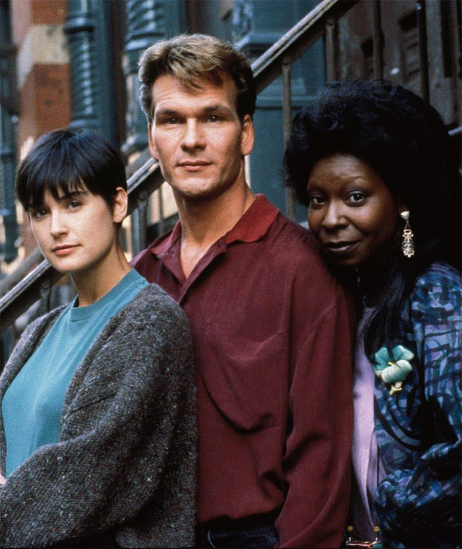 영화 ‘사랑과 영혼’(1990)에서 데미무어, 패트릭스 웨이지와 함께 출연한 우피 골드버그(왼쪽부터).