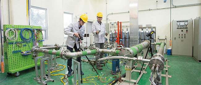 한국원자력연구원 대전 본원 연구원들이 초고온 헬륨 루프 실험실에서 초고온가스로(VHTR) 모의실험을 하고 있다. ⓒphoto 한국원자력연구원