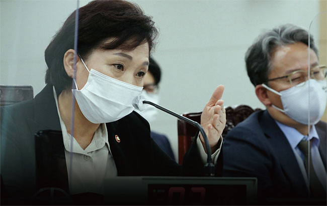 지난 10월 16일 정부세종청사에서 열린 국회 국토교통위 국정감사에서 답변 중인 김현미 국토부 장관. ⓒphoto 뉴시스