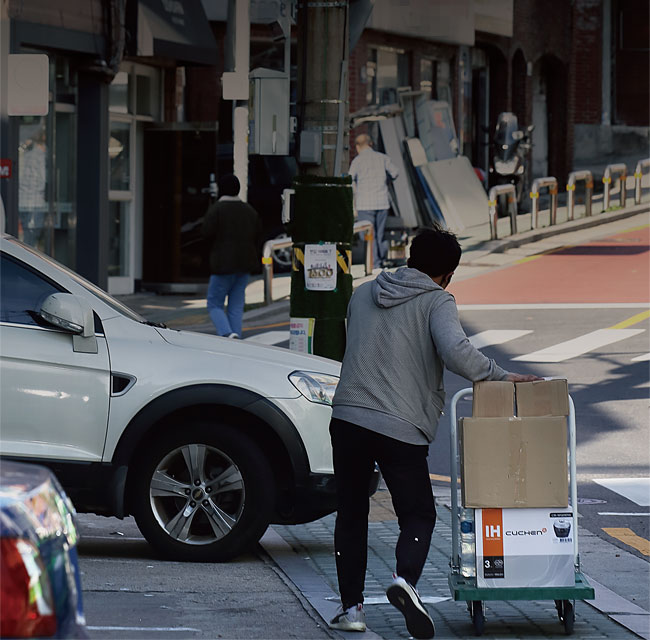 지난 10월 28일 오후 CJ대한통운 소속 택배기사 유희상(가명)씨가 서울 은평구 응암동 일대에서 택배를 운반카트에 실어 배송하고 있다. 그는 이날 총 313개의 택배를 배송했다. ⓒphoto 양수열 영상미디어 기자