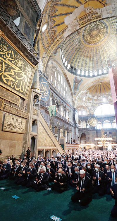 터키 이스탄불 아야소피아 성당에서 기도를 드리는 신도들. ⓒphoto 뉴시스