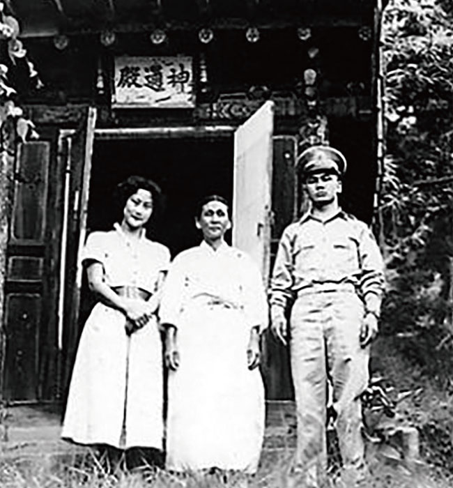 모친 김소순 여사(가운데), 부인 장옥자 여사(왼쪽)와 박태준 회장.