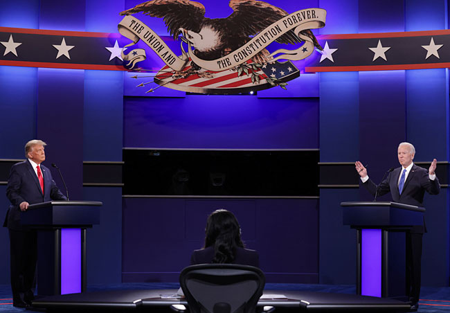 도널드 트럼프(왼쪽) 미국 대통령이 22일(현지시간) 조 바이든 민주당 후보와 미 대선 최종 토론을 하고 있다. ⓒphoto 뉴시스