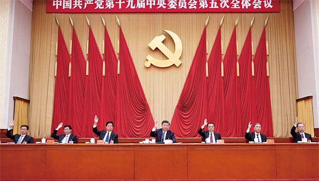 지난 10월 26일부터 29일까지 진행된 중국공산당 중앙위 제19기 제5차 전체회의에서 시진핑 주석(가운데) 등 당 최고 간부들이 거수 투표를 하고 있다. ⓒphoto 뉴시스