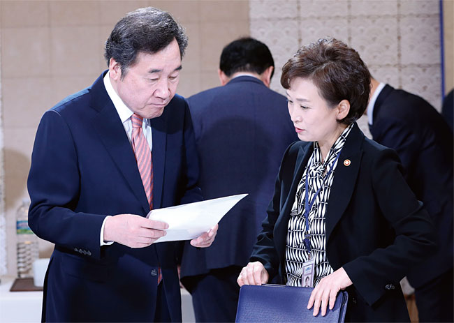 2018년 4월 24일 청와대 세종실에서 열린 국무회의에 참석한 이낙연 국무총리(왼쪽)와 김현미 국토교통부 장관이 자료를 보며 대화하고 있다. ⓒphoto 뉴시스