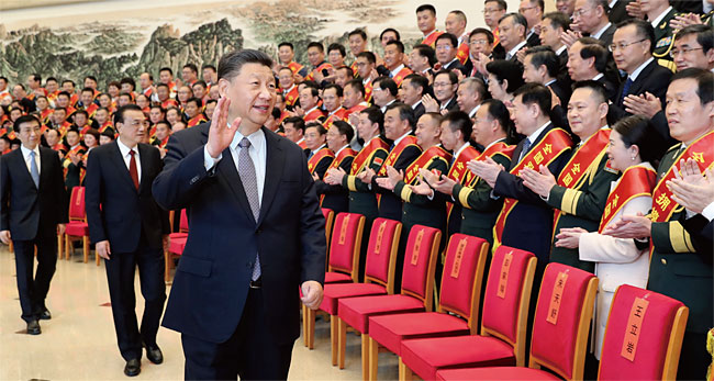 시진핑 중국 국가주석이 지난 10월 20일 베이징에서 열린 민·군 연대 강화에 기여한 공로자들과의 모임에서 손을 흔들고 있다. ⓒphoto 뉴시스