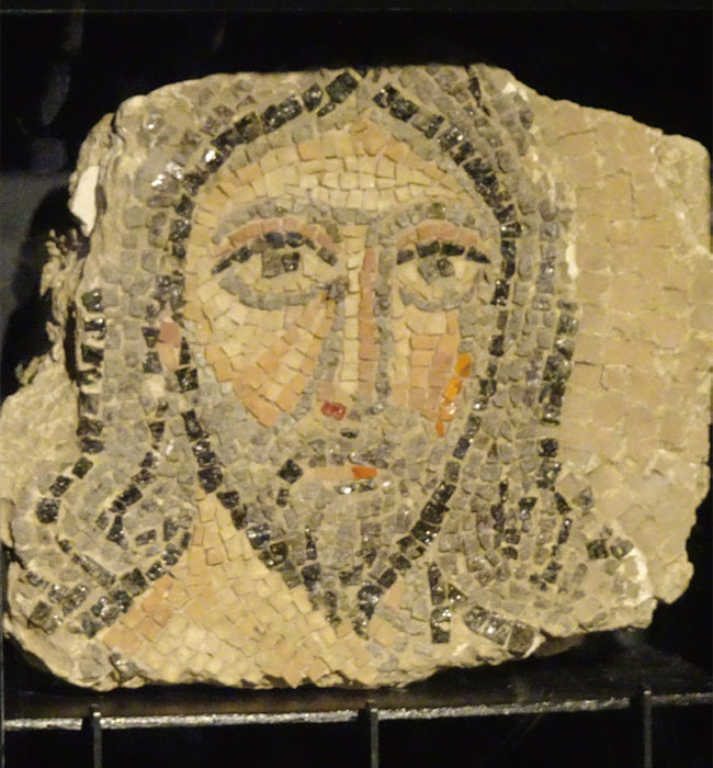 우르파에서 발견된 2세기 고대 로마 당시 제작된 것으로 보이는 세계 최초의 예수 모자이크상. 이슬람 나라지만 예수에 대한 존경은 마호메트에 준할 정도로 크다.