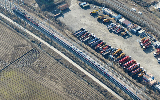 2012년 여수엑스포를 앞두고 복선전철로 개량된 전라선을 달리는 무궁화호 열차. 사진 위쪽에 옛 전라선 단선철도가 보인다. ⓒphoto 뉴시스