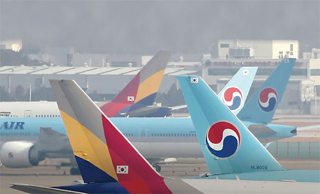 한진그룹의 아시아나항공 인수가 결정된 가운데 지난 11월 17일 오전 인천국제공항 계류장에 대한항공과 아시아나항공 여객기가 계류되어 있다. ⓒphoto 뉴시스