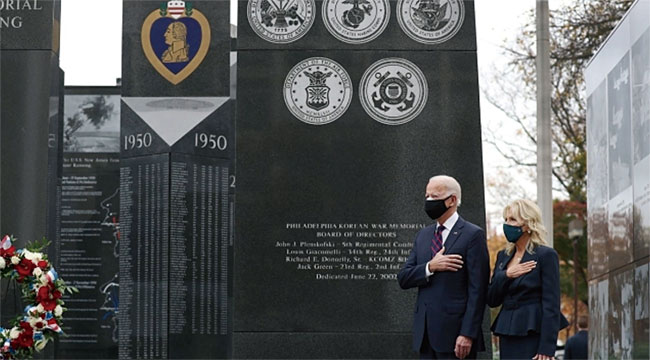 바이든 당선인이 지난 11월 11일 부인 질 여사와 함께 필라델피아의 6·25전쟁 기념비에 경례하고 있다. ⓒphoto AFP