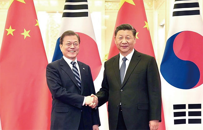 지난해 12월 중국 베이징 인민대회당에서 문재인 대통령과 시진핑 중국 국가주석이 정상회담에 앞서 악수하고 있다. ⓒphoto 청와대