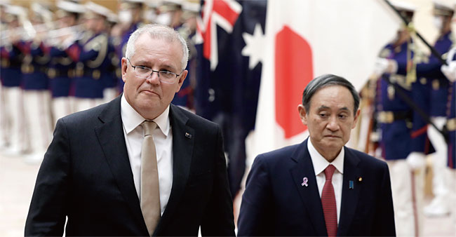 스콧 모리슨 호주 총리(왼쪽)가 지난 11월 17일 스가 요시히데 일본 총리와의 회담을 앞두고 의장대를 사열하고 있다. ⓒphoto 뉴시스
