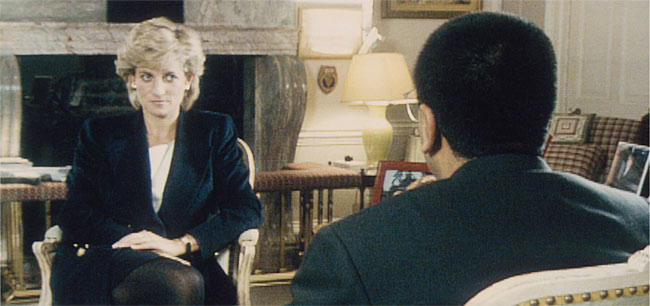 1995년 11월 BBC 마틴 바시르 기자가 다이애나 왕세자비를 인터뷰하고 있다. 이 인터뷰 방송은 영국에서만 2300만명이 시청하는 대성공을 거뒀지만 최근 BBC 경쟁 언론사들이 인터뷰 성사까지의 검은 내막을 파헤치고 있다.