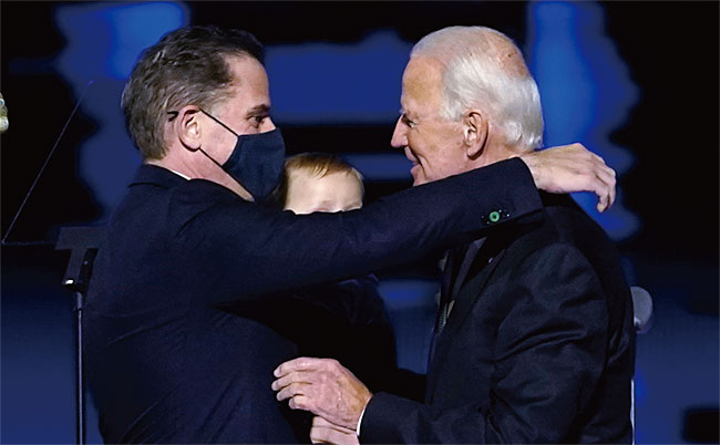 지난 11월 7일 미국 델라웨어 윌밍턴에서 열린 지지자 모임에서 조 바이든 당선자(오른쪽)와 아들 헌터 바이든이 껴안고 있다. ⓒphoto 뉴시스