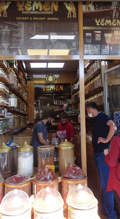터키의 고도 가지안테프의 커피 원두 가게. 예멘 커피의 절반 정도가 터키로 수출된 뒤 다시 중개무역을 거쳐 유럽이나 서방으로 팔린다. ⓒphoto 유민호