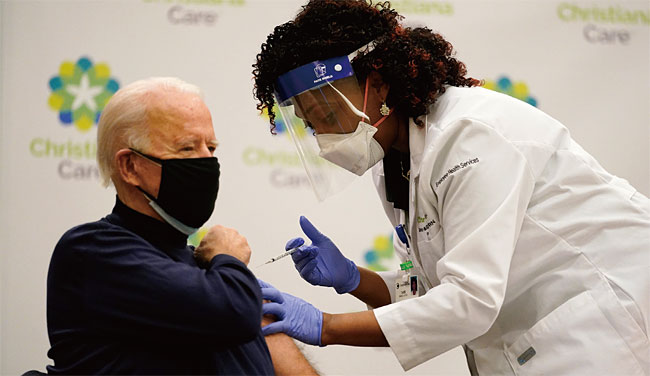 조 바이든 미 대통령 당선인이 지난 12월 21일(현지시각) 델라웨어주 크리스티애나병원에서 화이자의 코로나19 백신을 공개 접종하고 있다. 코로나19 백신은 코로나19와의 싸움을 끝낼 게임체인저로 주목받고 있다. ⓒphoto 뉴시스