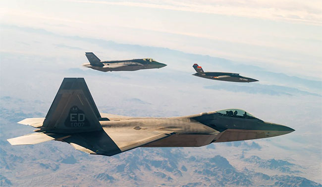 미 공군은 최근 F-22 및 F-35 스텔스기들이 무인 전투기 ‘발키리’와 함께 비행하는 유·무인 복합운용체계 시험을 실시했다. ⓒphoto 미 공군