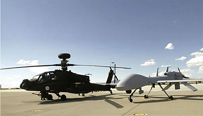 주한미군 AH-64 아파치 공격헬기와 그레이 이글 무인 공격기(오른쪽)는 현재 운용 중인 대표적 MUM-T 중 하나다. ⓒphoto 미 공군