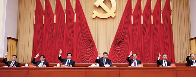 지난 10월 29일 열린 중국 공산당 19기 5중전회에서 시진핑 주석(가운데)을 비롯한 공산당 최고 지도부가 거수 투표를 하고 있다. ⓒphoto 뉴시스