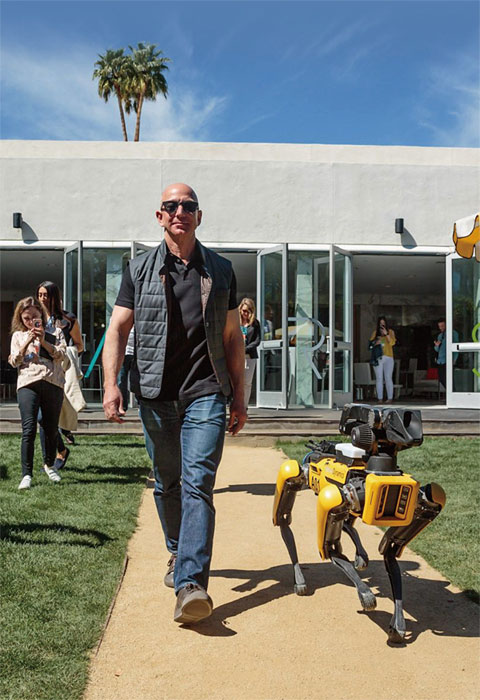 제프 베이조스 아마존 회장이 애완견으로 키우는 로봇 개 ‘스팟’. 미국 로봇업체 보스턴다이내믹스가 개발한 4족 보행 로봇으로, 이 업체는 지난 연말 현대차그룹에 인수됐다. ⓒphoto 제프 베이조스 트위터