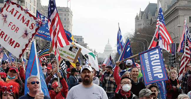 지난 12월 12일 워싱턴 자유의 광장에서 시위 중인 트럼프 지지자들. ⓒphoto 뉴시스