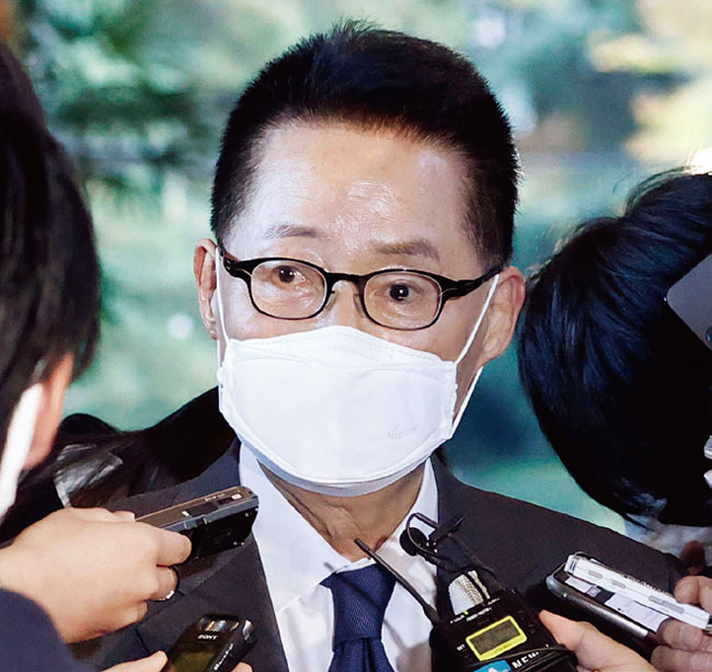 지난해 11월 10일 스가 일본 총리를 면담한 뒤 기자들과 얘기하고 있는 박지원 국정원장. ⓒphoto 뉴시스