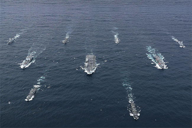 영국 퀸엘리자베스 항모전단과 미국 구축함이 태평양에서 함께 항해하고 있다. ⓒphoto UK Navy