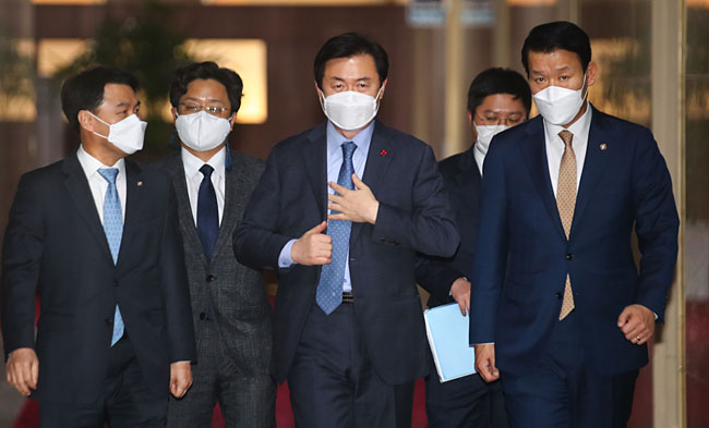 지난 12월 28일 서울 여의도 국회에서 김영춘 국회 사무총장이 퇴임식에 참석하기 위해 걸어오고 있다. ⓒphoto 뉴시스