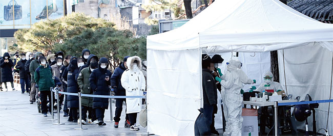 지난 12월 15일 서울 종로구 탑골공원에 차려진 임시 선별진료소에 시민들이 코로나19 검사를 받기 위해 줄지어 대기하고 있다.