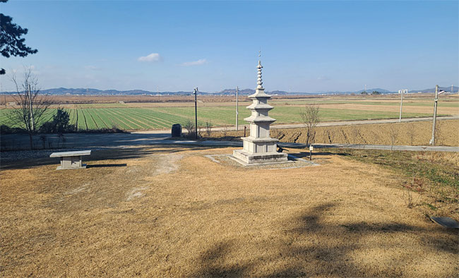 ‘성모암’ 주변으로 탁 트인 만경평야가 펼쳐져 있다.