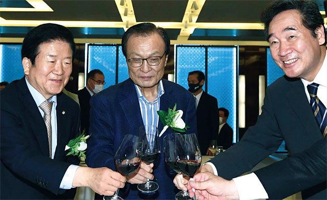 지난 9월 22일 서울 중구 웨스틴조선호텔에서 이해찬 더불어민주당 전 대표(가운데), 박병석 국회의장(왼쪽), 이낙연 더불어민주당 대표가 건배를 하고 있다. ⓒphoto 뉴시스