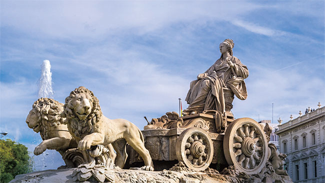 스페인 마드리드의 키벨레 동상. 메소포타미아에서 탄생한 키벨레 여신은 로마가 수입하면서 유럽의 대표적인 여성 신으로 자리 잡았다. ⓒphoto 셔터스톡