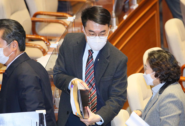 김남국 더불어민주당 의원이 지난 12월 9일 서울 여의도 국회에서 열린 본회의가 정회되자 회의장을 나가고 있다. ⓒphoto공동취재사진/뉴시스