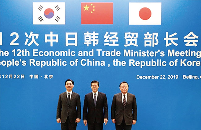 한·중·일 통상장관들이 지난해 12월 회담에 앞서 기념 촬영을 하고 있다. ⓒphoto 중국 상무부