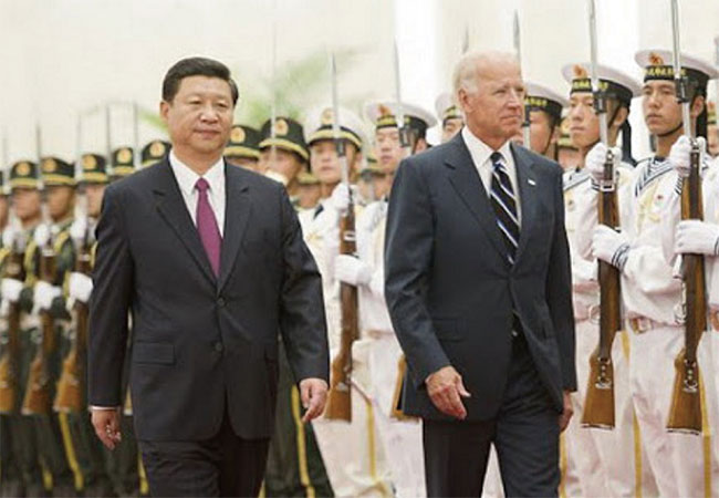 바이든 미국 대통령 당선인(오른쪽)이 부통령 때인 2011년 시진핑 부주석과 중국 의장대를 사열하고 있다. ⓒphoto 신화