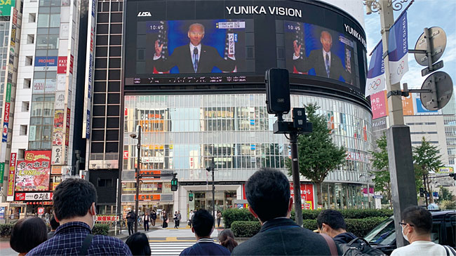 지난 11월 8일 도쿄 신주쿠 전광판에 바이든 당선인의 연설이 중계되고 있다. ⓒphoto 뉴시스