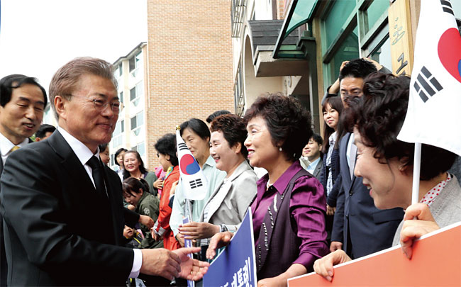 문재인 대통령이 2017년 5월 10일 서울시 서대문구 홍은동 자택 앞에서 지역주민들과 인사하고 있다. ⓒphoto 뉴시스