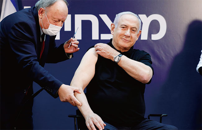 지난해 12월 19일 코로나 백신 접종을 하는 네타냐후 이스라엘 총리. ⓒphoto 뉴시스