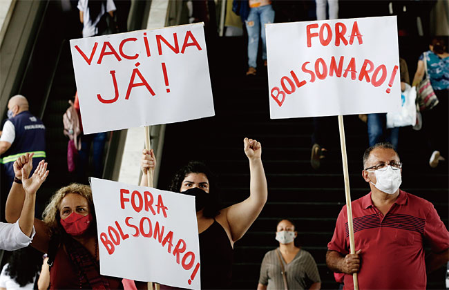 지난해 12월 23일 브라질 브라질리아 시민들이 “당장 백신을 달라”며 시위를 벌이고 있다. ⓒphoto 뉴시스