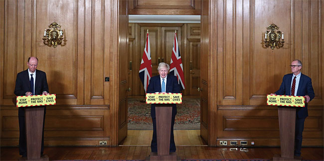 보리스 존슨 영국 총리(가운데)가 수석의학사무관과 수석과학고문을 대동하고 매일 오후 진행하는 기자회견 모습. ⓒphoto 뉴시스