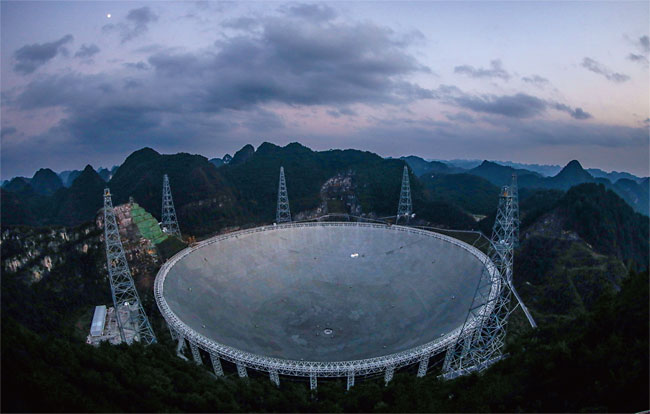 '톈옌(하늘의 눈)'이라고 불리는 중국 구이저우성 핑탕현에 설치된 전파망원경. 지름이 500m에 이른다. ⓒphoto 뉴시스