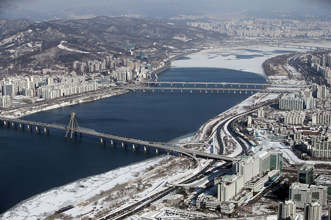 지난 1월 7일 서울 한강 수면 위로 눈이 덮여있다. ⓒphoto 뉴시스