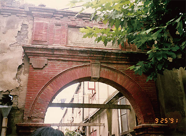 1991년 촬영한 중국 상하이 보강리의 석고문. 인천항 보세창고에 26년째 방치돼 있다. ⓒphoto 대한민국건국역사관건립기념사업회