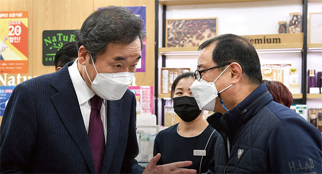 지난 1월 14일 서울 영등포 지하상가를 찾아 한 상인과 이야기를 나누고 있는 이낙연 더불어민주당 대표(왼쪽). ⓒphoto 뉴시스