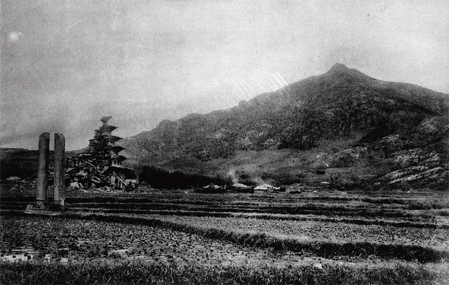 1910년 12월 초 익산 미륵사지. 당간지주 남쪽에서 북쪽을 향해 찍었다. 미륵산은 벌거벗어 능선 바위 등이 고스란히 드러났다. 절터는 논밭으로 바뀌었고 뒤편에 작은 마을이 들어섰다. ⓒphoto 국립중앙박물관