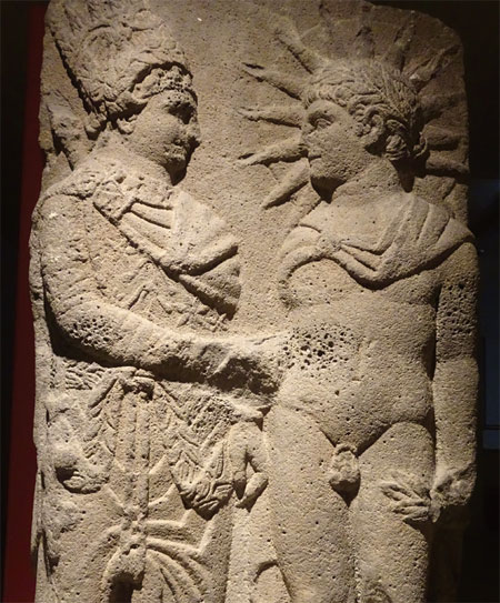 터키 고대도시 가지안테프 석상 속의 미트라스(오른쪽). 안티오코스 1세와 악수를 나누고 있다. ⓒphoto 유민호