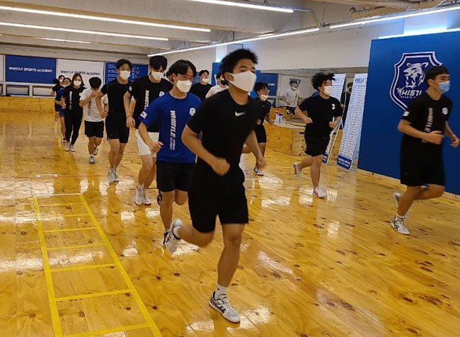 대전시 W입시학원에서 체육 관련 학과 실기시험을 준비하는 수험생들이 마스크를 쓴 채 훈련하고 있다. ⓒphoto W입시학원