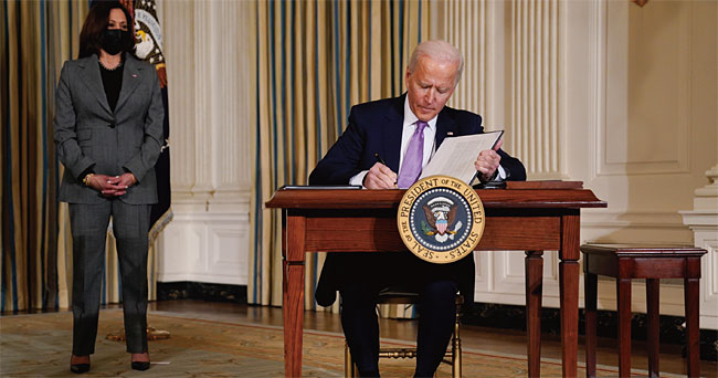 지난 1월 26일 해리스 부통령이 지켜보는 가운데 행정명령에 서명하는 바이든 대통령. ⓒphoto 뉴시스
